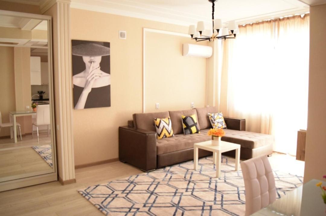 White Apartment With Panoramic View In The Center Bisjkek Buitenkant foto