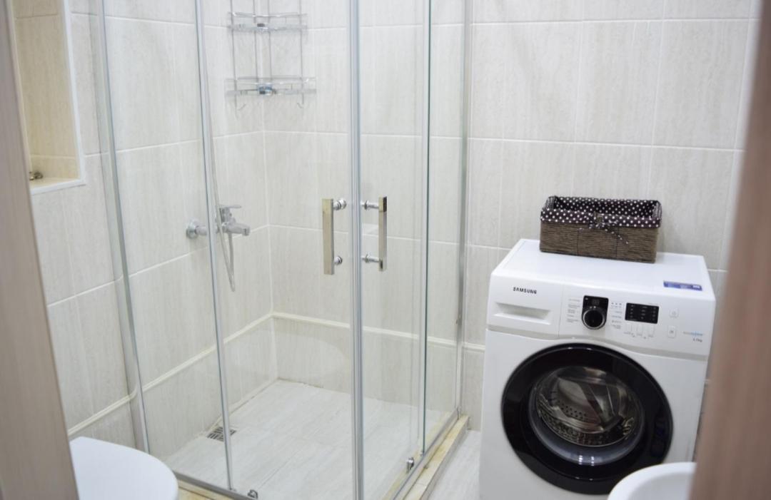 White Apartment With Panoramic View In The Center Bisjkek Buitenkant foto