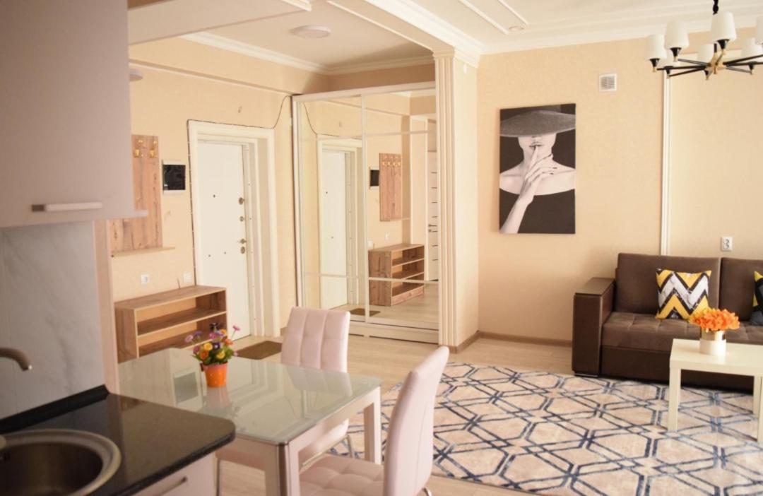 White Apartment With Panoramic View In The Center Bisjkek Buitenkant foto