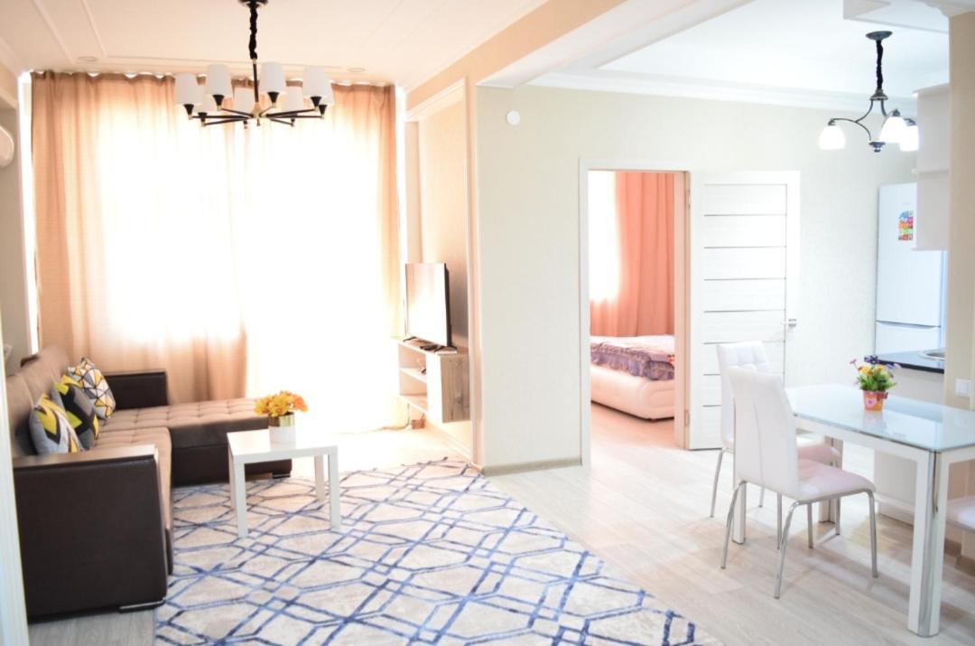 White Apartment With Panoramic View In The Center Bisjkek Buitenkant foto