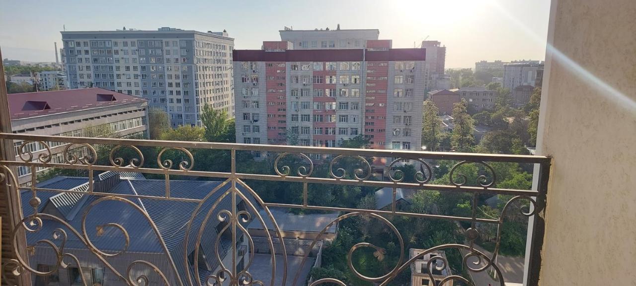 White Apartment With Panoramic View In The Center Bisjkek Buitenkant foto