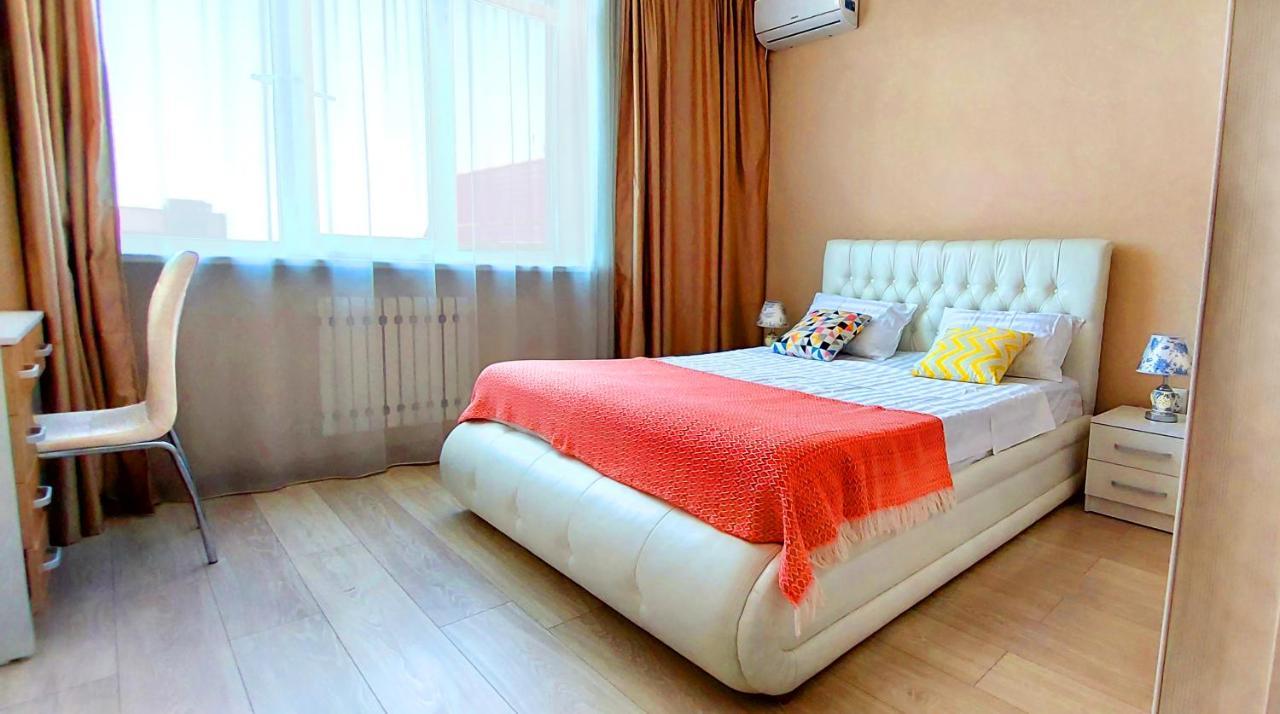 White Apartment With Panoramic View In The Center Bisjkek Buitenkant foto